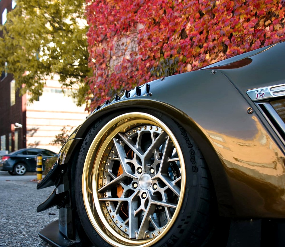 One-Piece Forged Wheels VENXAN forged wheel with gold lip on a widebody GT-R — autumn street
